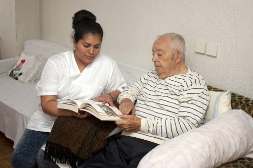 Cómo apoyar a los cuidadores familiares en su bienestar emocional